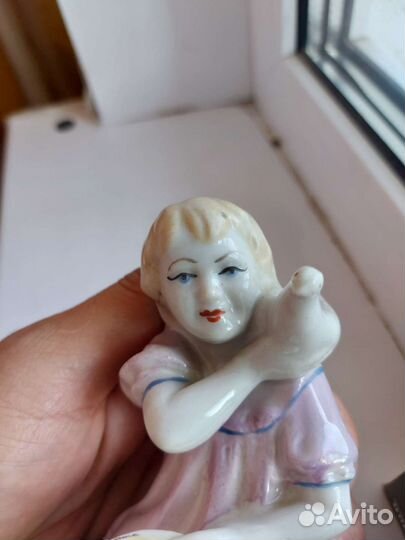 Фарфоровые статуэтка девушка с голобем
