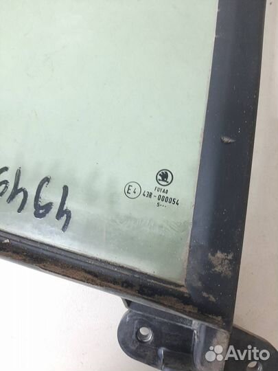 Стекло двери задней правой форточка Skoda Rapid 20