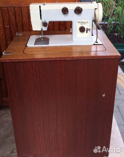 Швейная машина Чайка 143