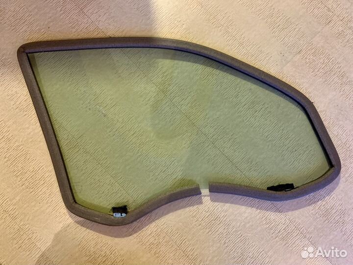 Переднее пассажирское стекло Toyota LC 200