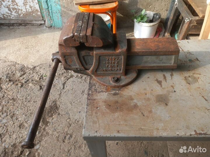 Тиски с столом