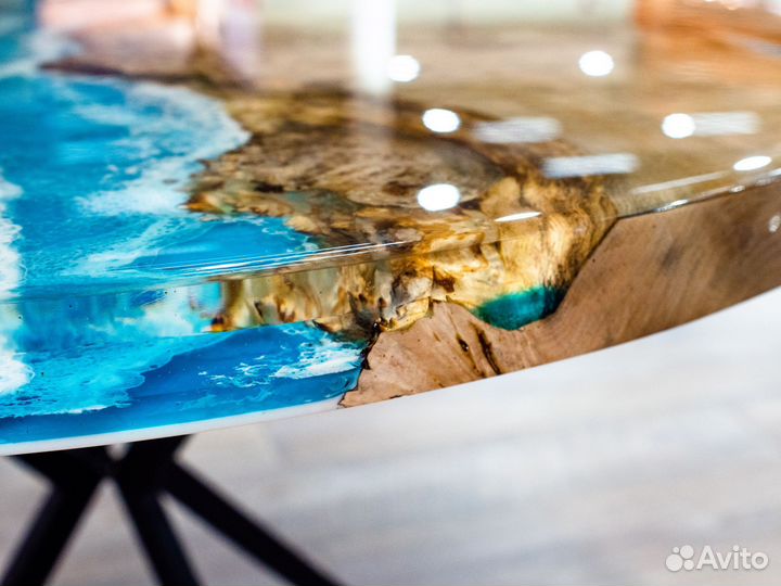 Стол из капового тополя и эпоксидной смолы