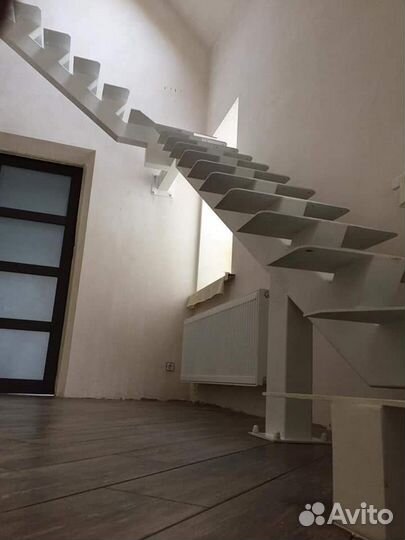 Лестница на металлокаркасе с гарантией