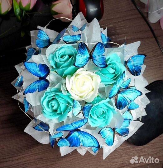 Букеты из бабочек и мыльных роз