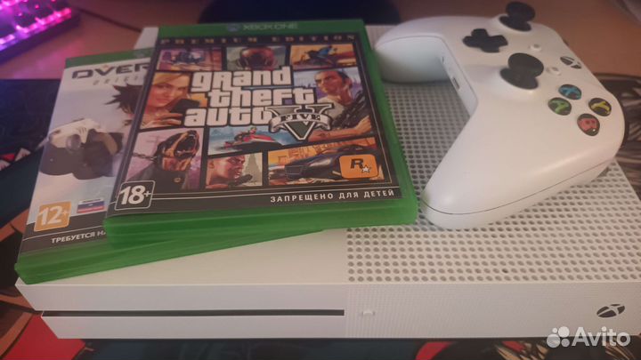 Xbox One S 1tb + диски GTA 5 и Overwatch