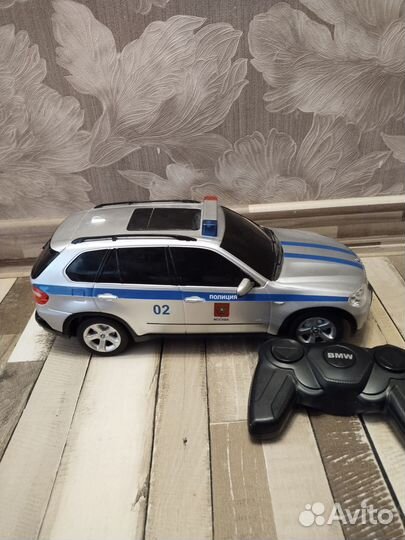 Полицейская машина BMW на пульте управления