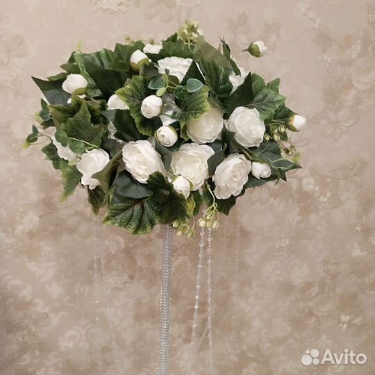 Стойки с цветами