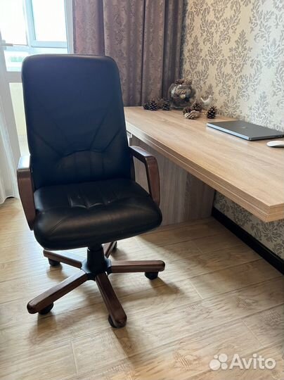Кожаное кресло