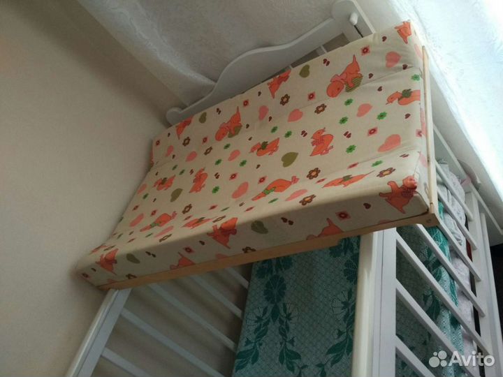 Пеленальная доска на кроватку