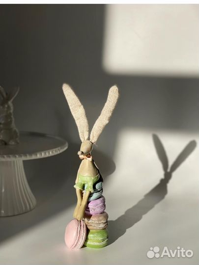 Фигурка кролик на макарунах