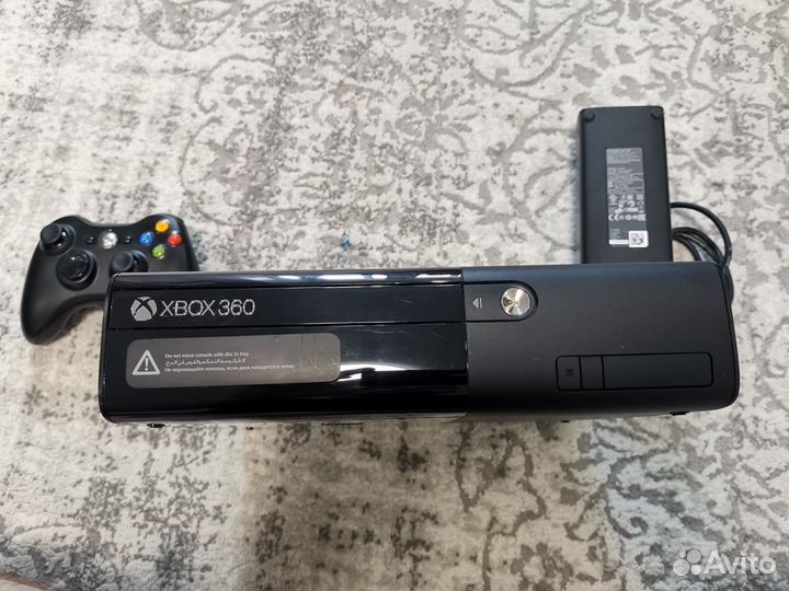 Игровая приставка Xbox 360e
