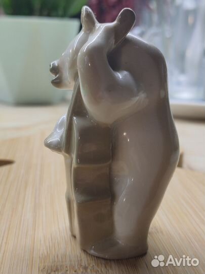 Статуэтка форфоровая Мишка с контрабасом