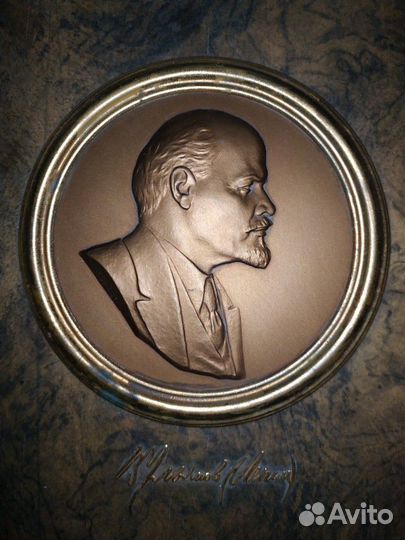 Барельеф В.И. Ленин