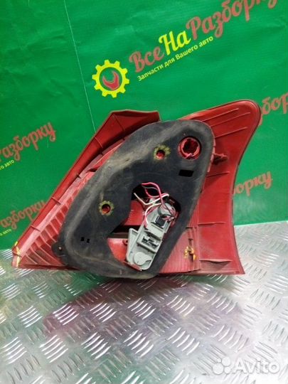 Фонарь задний левый Toyota Vitz