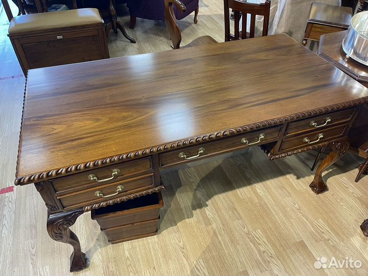 Письменный стол