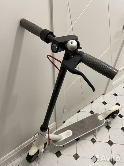 Электросамокат Xiaomi Mi Electric Scooter 1S белый