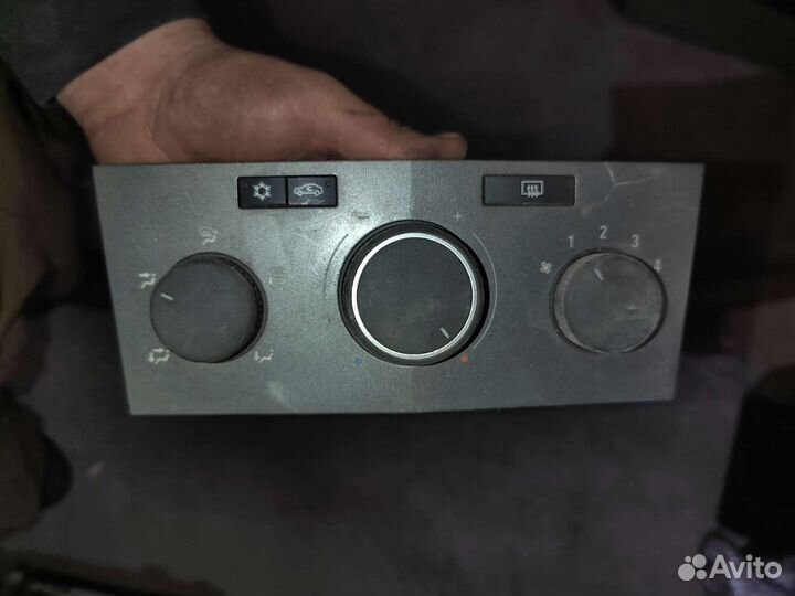 Блок управления климатом на Opel Astra H, Zafira B