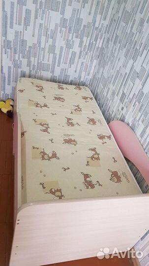 Детская кровать с бортиком и матрасом