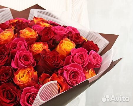 Продавец цветов в ночь ТЦ Конфетти