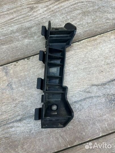 Крепление бампера переднее правое Kia Ceed 1 1.6