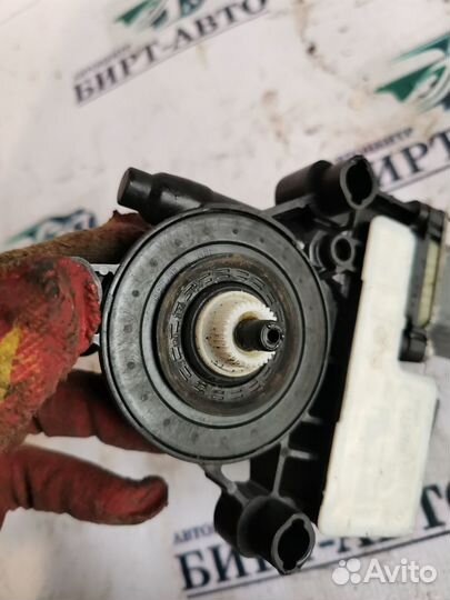 Моторчик стеклоподъемника зад. левый Skoda Octavia