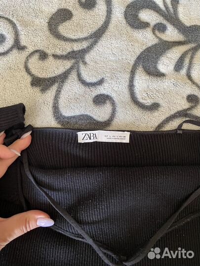 Черный лонгслив с вырезом zara