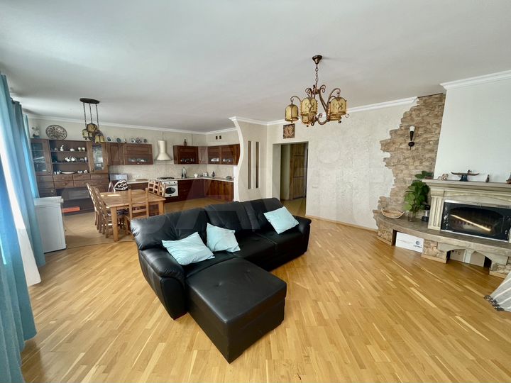 Коттедж 367 м² на участке 15 сот.