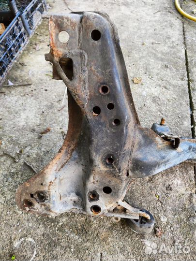 Балка подмоторная mazda 626 (GE)