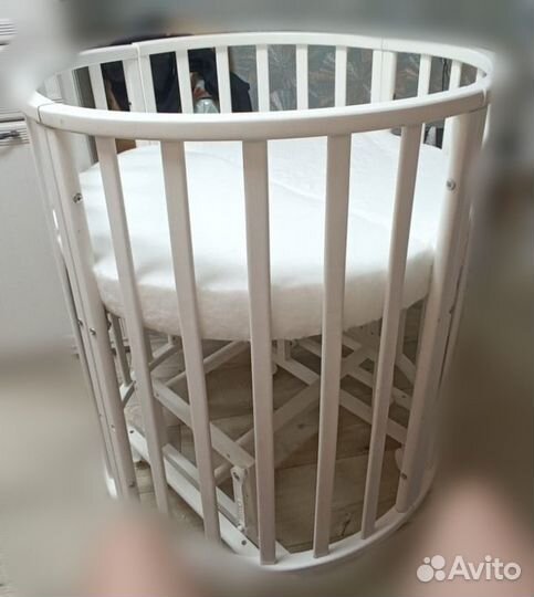 Детская кроватка с маятником круглая