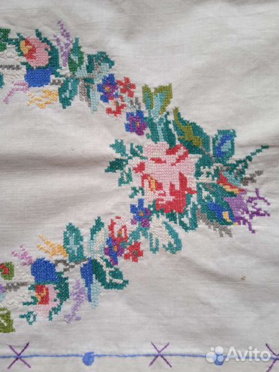 Дорожка и салфетки вышитые