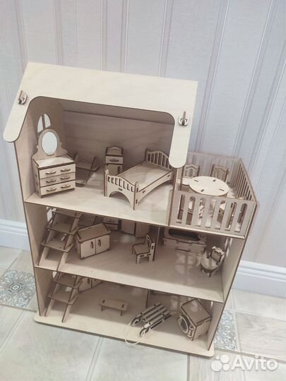 Большой кукольный домик с мебелью