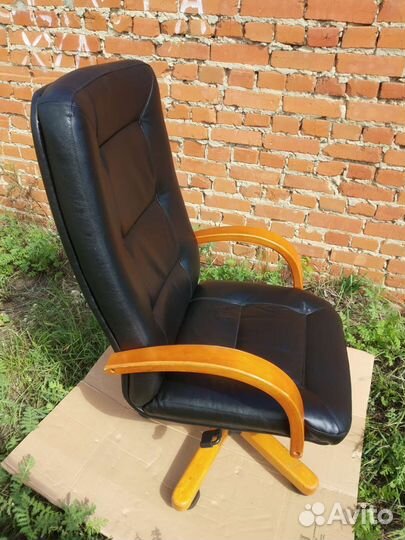 Кожаное кресло руководителя