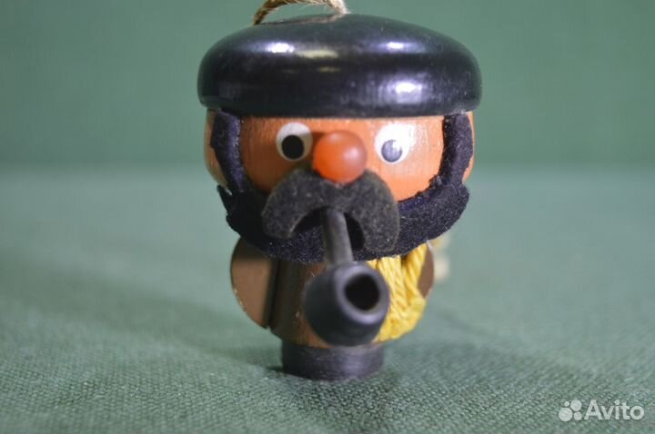 Игрушка фигурка мужчина художник с трубкой. Дерево