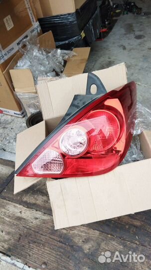 Задний правый фонарь оригинал nissan tiida xэтчбек