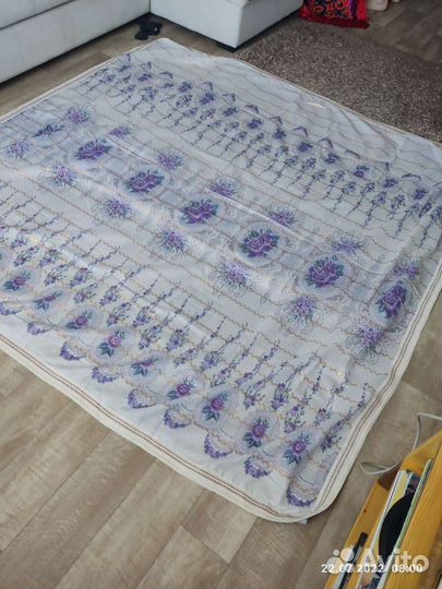 Покрывало на 2 х спальную кровать новое,наволочки