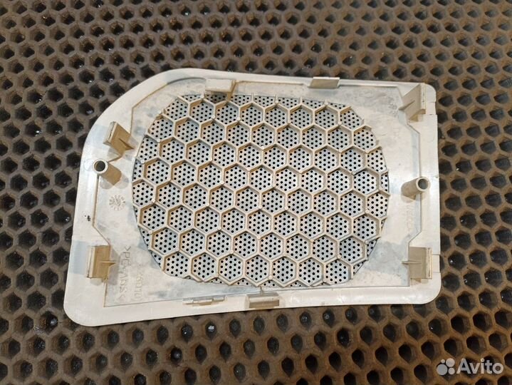 504169390 Решетка динамика левая Iveco Stralis