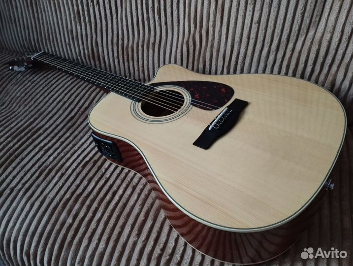 Электроакустическая гитара Yamaha FX370C