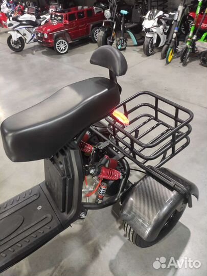 Электроскутер трёхколёсный