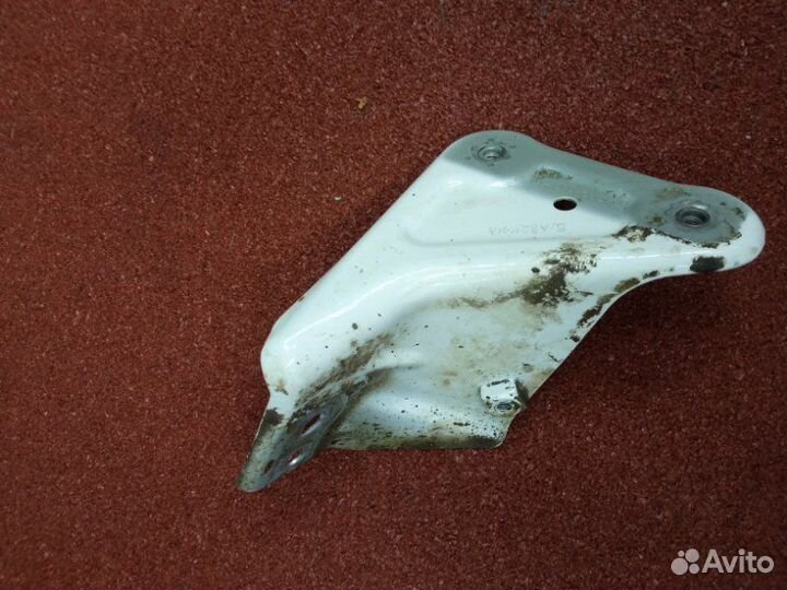 Кронштейн переднего крыла передний левый Skoda