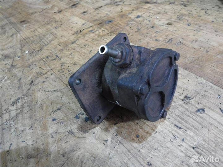 Насос вакуумный Renault Trafic 1989-2001