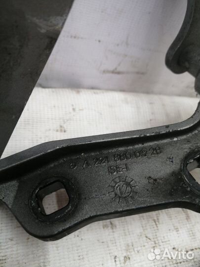 Петля капота левая Mercedes W221 Rest