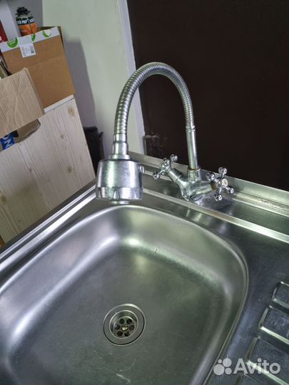 Кухонная мойка с тумбой и смесителем