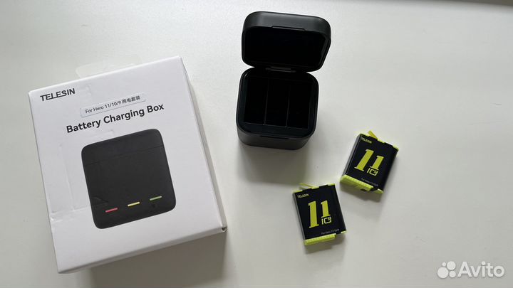 Зарядное устройство и 2 аккумулятора для GoPro