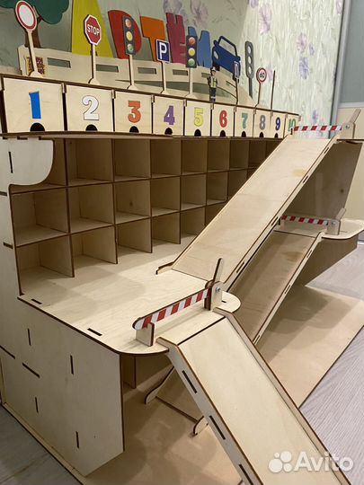 Деревянная игрушка гараж для машин