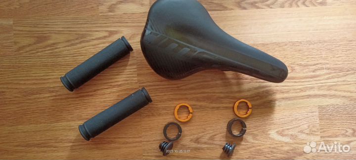 Велосипедное сиденье,кольца на грипсы