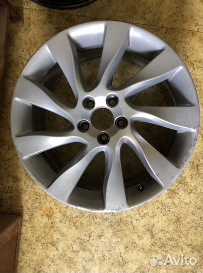 Подам комплект оригинальных дисков Volvo r18