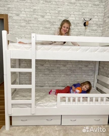 Двухъярусная кровать из массива