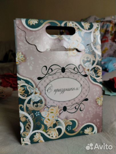 Картонная коробка для подарка