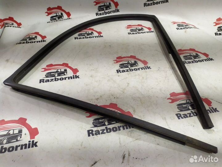 Уплотнитель стекла двери передний правый Mercedes