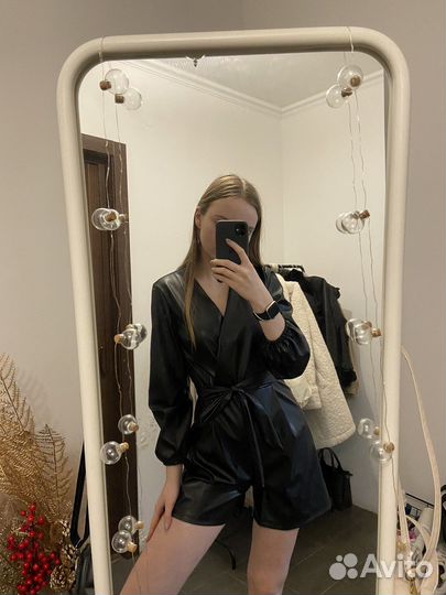 Костюм из экокожи женский